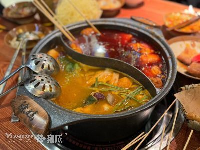 Thanksgiving fejring i krydrede lækkerier af Chongqing Hot Pot spyd